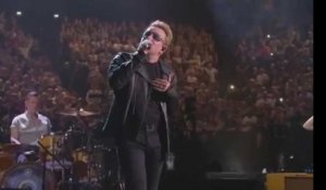 U2 rend hommage à Bercy aux victimes des attentats de Paris
