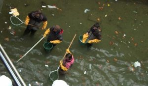 Partie de pêche dans le canal Saint-Martin, vidé de ses eaux