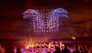 Un ballet aérien réalisé par 100 drones - La Semaine geek