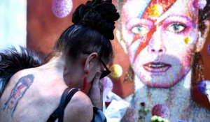 En images : l'hommage des fans de David Bowie à leur idole disparue