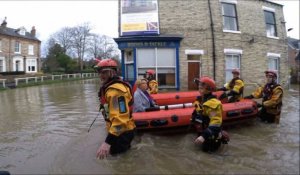 GB: Cameron visite des populations affectées par les inondations