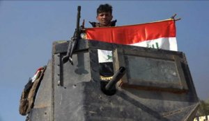 Iraqi troops raise national flag in recaptured Ramadi
