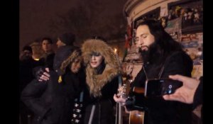 Madonna chante place de la République en hommage aux victimes des attentats de Paris