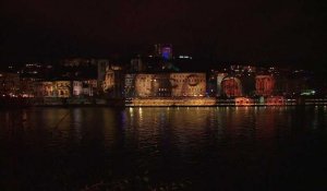 Lyon s'illumine en hommage aux victimes des attentats