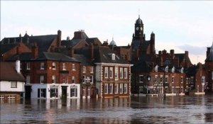 GB: La ville de York inondée, un pont s'effondre à Tadcaster