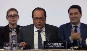COP21: l'accord est "la plus belle des révolutions", dit Hollande