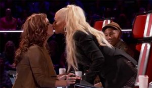 The Voice : Quand Christina Aguilera embrasse une candidate sur la bouche...