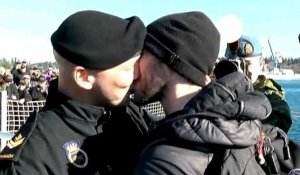 Marine royale canadienne : Premier baiser protocolaire échangé entre deux hommes
