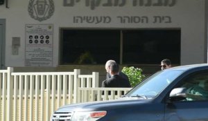 Olmert en route vers la prison pour purger une peine de 19 mois