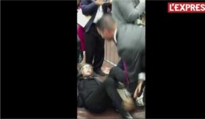 Un photographe brutalisé par un policier lors d'un meeting de Trump