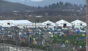 La Macédoine autorise 300 réfugiés à passer sa frontière