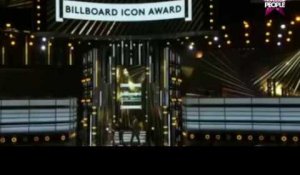 Céline Dion en larmes après avoir reçu le Billboard Icon Award des mains de René-Charles (vidéo)