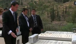 En Israël, Manuel Valls se rend sur les tombes de victimes d'actes antisémites en France