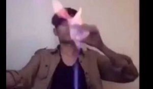Un jeune homme prend feu en voulant boire un verre d'alcool enflammé (vidéo)