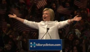 Etats-Unis: Clinton revendique son investiture "historique"