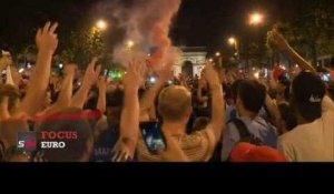 Scènes de liesse sur les Champs Elysées pour fêter les Bleus