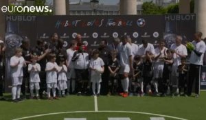 Pelé et Maradona réunis pour un mini-match de foot à Paris