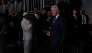 Bill Clinton arrive aux obsèques avec la femme et le fils d'Ali