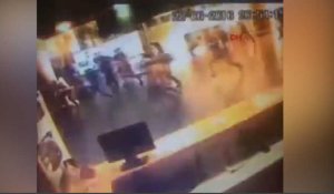 Le souffle d'une des explosions à l'aéroport d'Istanbul filmé par une caméra de surveillance