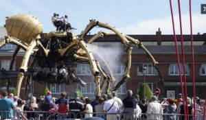 Timelapse : l'araignée géante Kumo Ni parade dans les rues de Calais