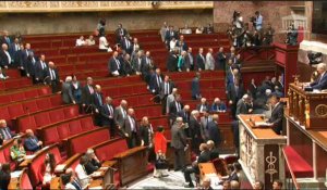 Valls annonce un nouveau 49.3, les députés de droite quittent l'hémicycle