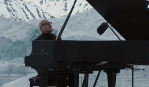  Ludovico Einaudi joue du piano sur l'océan Arctique