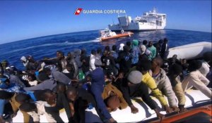Un millier de migrants secourus au large de la Libye