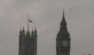 Attentat de Londres: les drapeaux de Westminster en berne