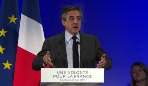 Fillon dénonce un Macron à la "coalition branlante"