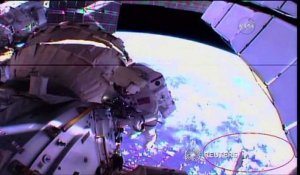 Espace: deux astronautes perdent une couverture dans l'espace