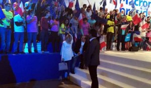 Brigitte Macron salue les militants avant le meeting