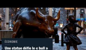 La statue d’une jeune fille défie le taureau de Wall Street