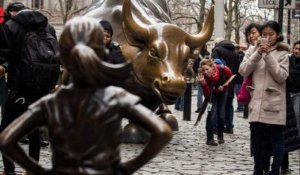 La statue d'une jeune fille défie le taureau de Wall Street au nom de la parité