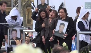 L'extrême émotion des proches de Shaoyo Liu rassemblés place de la République