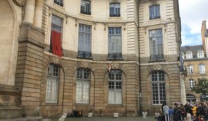 Rennes : La bourse ou la vie, spectacle sur la façade de l'hôtel de ville