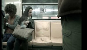 Un corps d'homme (avec un pénis) moulé sur un siège du métro de Mexico pour la bonne cause