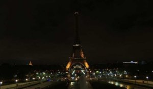 St-Petersbourg: la tour Eiffel éteinte en hommage aux victimes