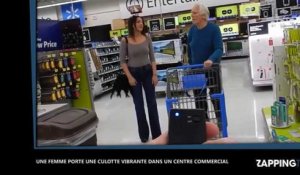 Une jeune femme sexy porte une culotte vibrante dans un centre commercial (vidéo)