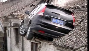 En Chine, une voiture finit sa course sur le toit d'une maison