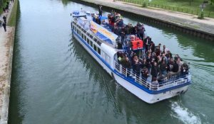 Mélenchon en campagne à bord de la "Péniche insoumise"