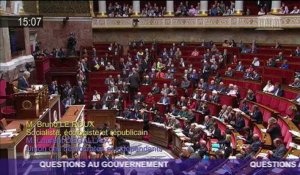 Zones sensibles : les voitures de police seront dotées de dispositifs anti-caillassage (Valls)