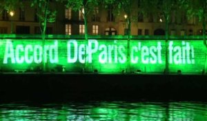 Début de l'Accord de Paris: les quais de Seine illuminés de vert