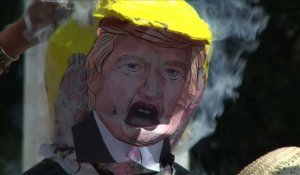 Des manifestants brûlent une poupée de Trump à Mexico