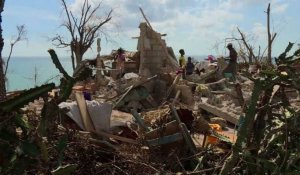 Haïti: 10 jours après, l'aide commence difficilement à arriver