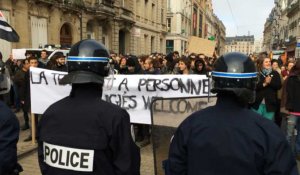 Les policiers entre les manifestants pro et anti FN