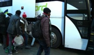 Calais : départ du premier car de migrants pour la Bourgogne