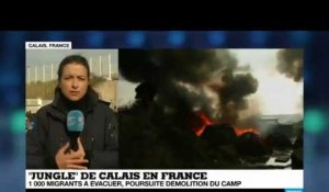Démantèlement de la "Jungle" de Calais : des migrants mettent le feu à leurs habitations