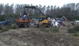 Calais: le ballet des pelleteuses se poursuit