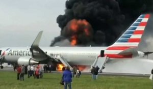 Un avion prend feu sur le tarmac d'un aéroport de Chicago