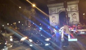 Des centaines de policiers manifestent en pleine nuit sur les Champs-Élysées